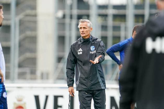 Fussball: Saison 2024 2025, 2. Bundesliga, Training, FC Schalke 04, neuer Cheftrainer Kees van Wonderen (Schalke 04) spricht mit seinem Spieler. Gestik, Mimik, Erklärung, Vorstellung, Idee Gelsenkirchen Trainingsgelände Schalke 04 NRW Deutschland