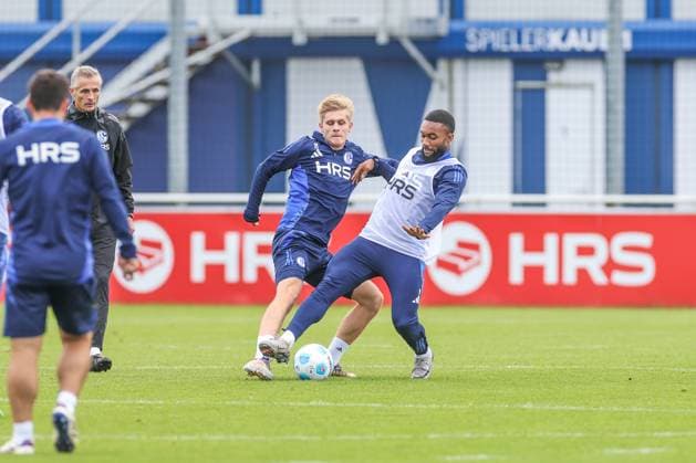 07.10.2024, Fussball, Saison 2024 2025, 2. Bundesliga, Training FC Schalke 04, v. l. Martin Wasinski (FC Schalke 04), Moussa Sylla (FC Schalke 04) Gelsenkirchen NRW Deutschland xRHR-FOTOx