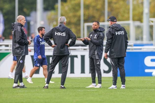 07.10.2024, Fussball, Saison 2024 2025, 2. Bundesliga, Training FC Schalke 04, v. l. Co-Trainer Robert Molenaar (FC Schalke 04), Cheftrainer Kees van Wonderen (FC Schalke 04), Co-Trainer Sidney Sam (FC Schalke 04), Co-Trainer Peter Balette (FC Schalke 04) Gelsenkirchen NRW Deutschland xRHR-FOTOx