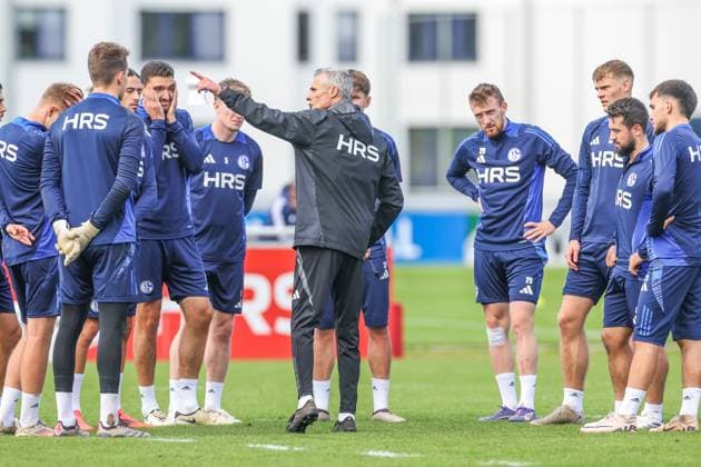 07.10.2024, Fussball, Saison 2024 2025, 2. Bundesliga, Training FC Schalke 04, Cheftrainer Kees van Wonderen (FC Schalke 04) spricht zu seiner Mannschaft. Gelsenkirchen NRW Deutschland xRHR-FOTOx