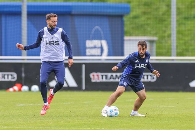 07.10.2024, Fussball, Saison 2024 2025, 2. Bundesliga, Training FC Schalke 04, v. l. Kenan Karaman (FC Schalke 04), Amin Younes (FC Schalke 04) Gelsenkirchen NRW Deutschland xRHR-FOTOx