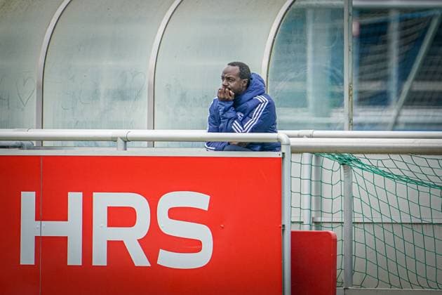 Fussball: Saison 2024 2025, 2. Bundesliga, Training, FC Schalke 04, neuer Cheftrainer Kees van Wonderen (Schalke 04): Ben Manga (Sportdirektor Schalke 04) beobachtet das Training Gelsenkirchen Trainingsgelände Schalke 04 NRW Deutschland