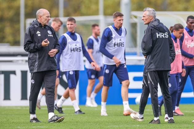 07.10.2024, Fussball, Saison 2024 2025, 2. Bundesliga, Training FC Schalke 04, v. l. Co-Trainer Robert Molenaar (FC Schalke 04), Cheftrainer Kees van Wonderen (FC Schalke 04) Gelsenkirchen NRW Deutschland xRHR-FOTOx *** 07 10 2024, Football, Season 2024 2025, 2 Bundesliga, Training FC Schalke 04, f l Co Coach Robert Molenaar FC Schalke 04 , Head Coach Kees van Wonderen FC Schalke 04 Gelsenkirchen NRW Germany xRHR FOTOx Copyright: RHR-FOTOx RHR-FOTO