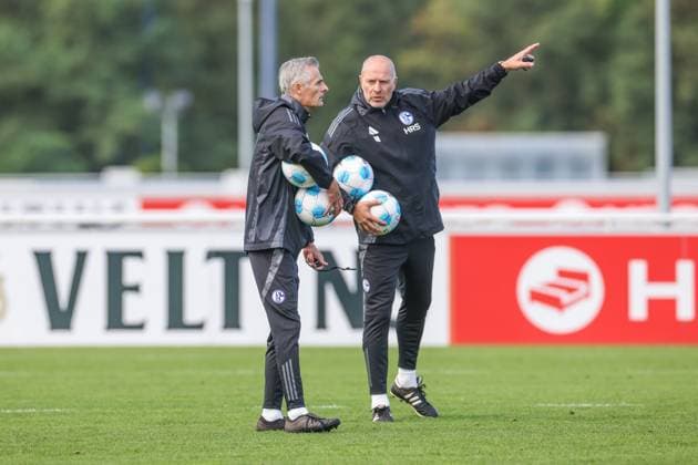 07.10.2024, Fussball, Saison 2024 2025, 2. Bundesliga, Training FC Schalke 04, v. l. Cheftrainer Kees van Wonderen (FC Schalke 04), Co-Trainer Robert Molenaar (FC Schalke 04) Gelsenkirchen NRW Deutschland xRHR-FOTOx