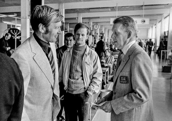 19-05-1970. The Swedish World Cup team on their way to the football World Cup in Mexico 1970. Here, the TV sports employee Bengt Bedrup (right) is seen interviewing the national team, Nationalteam captain Orvar Bergmark (tv) in connection with the departure. Mats Strandberg, sports journalist, can be seen in the background. FOTBOLL sp_sw x5600x