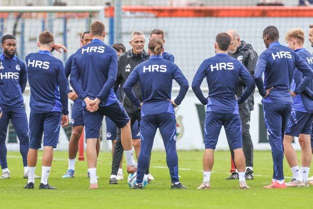07.10.2024, Fussball, Saison 2024 2025, 2. Bundesliga, Training FC Schalke 04, Cheftrainer Kees van Wonderen (FC Schalke 04) spricht zu seiner Mannschaft. Gelsenkirchen NRW Deutschland xRHR-FOTOx