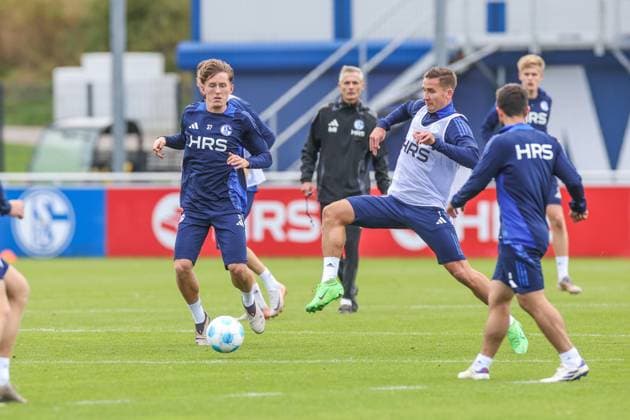 07.10.2024, Fussball, Saison 2024 2025, 2. Bundesliga, Training FC Schalke 04, v. l. Max Grüger (FC Schalke 04), Paul Seguin (FC Schalke 04) Gelsenkirchen NRW Deutschland xRHR-FOTOx
