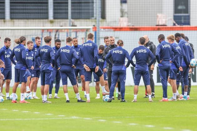 07.10.2024, Fussball, Saison 2024 2025, 2. Bundesliga, Training FC Schalke 04, Cheftrainer Kees van Wonderen (FC Schalke 04) spricht zu seiner Mannschaft. Gelsenkirchen NRW Deutschland xRHR-FOTOx