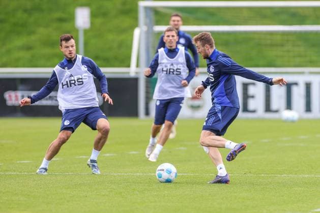 07.10.2024, Fussball, Saison 2024 2025, 2. Bundesliga, Training FC Schalke 04, v. l. Adrian Gantenbein (FC Schalke 04), Tobias Mohr (FC Schalke 04) Gelsenkirchen NRW Deutschland xRHR-FOTOx