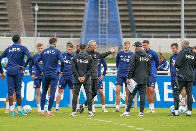 Fussball: Saison 2024 2025, 2. Bundesliga, Training, FC Schalke 04, neuer Cheftrainer Kees van Wonderen (Schalke 04) spricht zu seinem Team. Gelsenkirchen Trainingsgelände Schalke 04 NRW Deutschland