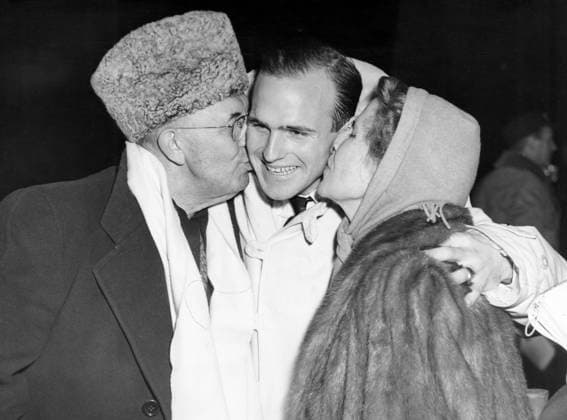 NORWAY OSLO 1952-02-22. Dick Button, American figure skater, who became a gold medalist at the 1952 Winter Olympics, is congratulated by his parents after the victory. He won ahead of Helmut Seibt (Austria) and James Grogan (USA). Oslo Norway OS sp_sw x5600x *** NORWAY OSLO 1952 02 22 Dick Button, American figure skater, who became a gold medalist at the 1952 Winter Olympics, is congratulated by his parents after the victory He won ahead of Helmut Seibt Austria and James Grogan USA Oslo Norway OS sp sw x5600x  Copyright: xInternationalxNewsxPhotos SVTx 1952 WINTER OLYMPICS