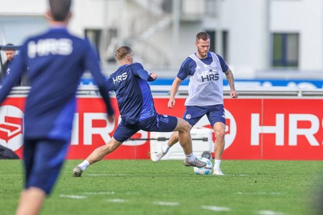 07.10.2024, Fussball, Saison 2024 2025, 2. Bundesliga, Training FC Schalke 04, v. l. Emil Hojlund Hojlund (FC Schalke 04), Tomas Kalas (FC Schalke 04) Gelsenkirchen NRW Deutschland xRHR-FOTOx
