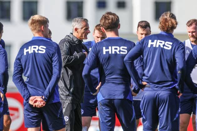 07.10.2024, Fussball, Saison 2024 2025, 2. Bundesliga, Training FC Schalke 04, Cheftrainer Kees van Wonderen (FC Schalke 04) spricht zu seiner Mannschaft. Gelsenkirchen NRW Deutschland xRHR-FOTOx