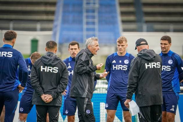 Fussball: Saison 2024 2025, 2. Bundesliga, Training, FC Schalke 04, neuer Cheftrainer Kees van Wonderen (Schalke 04) spricht zu seinem Team. Gestik, Mimik, Erklärung, Idee, Vorstellung Gelsenkirchen Trainingsgelände Schalke 04 NRW Deutschland