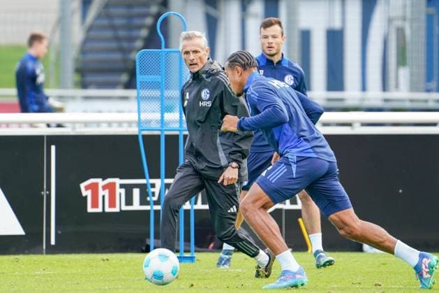 Fussball: Saison 2024 2025, 2. Bundesliga, Training, FC Schalke 04, neuer Cheftrainer Kees van Wonderen (Schalke 04) spielt selbst aktiv mit. Gelsenkirchen Trainingsgelände Schalke 04 NRW Deutschland
