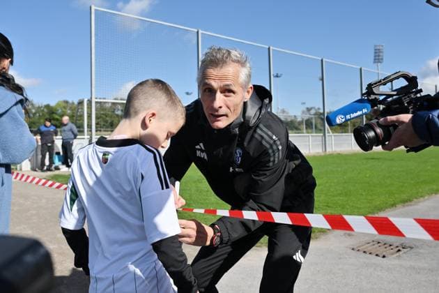 Trainer Kees van Wonderen (FC Schalke 04) nahm sich nach der Trainingseinheit Zeit für die Fans und Machte Selfies und gab Autogramme 07.10.2024, Fussball Saison 2024 2025, 2. Bundesliga, Training FC Schalke 04 Gelsenkirchen Trainingsgelände Nordrhein Westfalen Deutschland