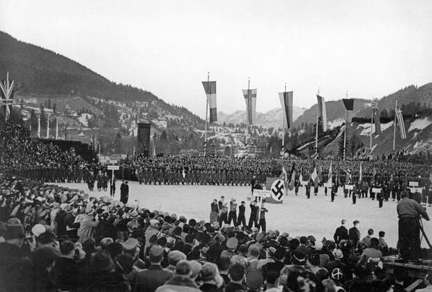 GERMANY GARMISCH-PARTENKIRCHEN 1936-02-16. The victors of the 1936 Winter Olympics enter the ski stadium, greeted by tens of thousands of spectators. Garmisch-Partenkirchen Germany OS sp_sw x5600x *** GERMANY GARMISCH PARTENKIRCHEN 1936 02 16 The victors of the 1936 Winter Olympics enter the ski stadium, greeted by tens of thousands of spectators Garmisch Partenkirchen Germany OS sp sw x5600x  Copyright: xScherlxBilderdienst SVTx 1936 WINTER OLYMPICS