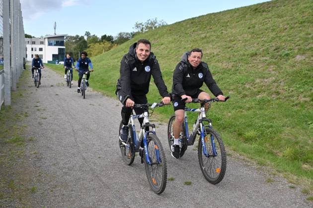 U23 Trainer Jakob Fimpel (FC Schalke 04), li., und Co Trainer Willi Landgraf auf Fahrrädern 07.10.2024, Fussball Saison 2024 2025, 2. Bundesliga, Training FC Schalke 04 Gelsenkirchen Trainingsgelände Nordrhein Westfalen Deutschland