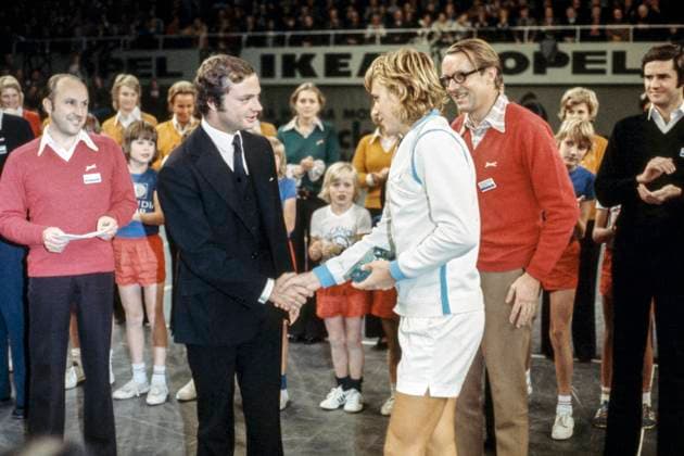ARKIV STOCKHOLM 19731111. Björn Borg receives a prize from King Carl Gustaf after the final loss to Tom Gorman, USA, in the 1973 Stockholm Open tennis tournament. Stockholm Sweden TENNIS sp_sw x5600x Copyright: xPeoxIsanderx xSVTxBildx BJÖRN BORG