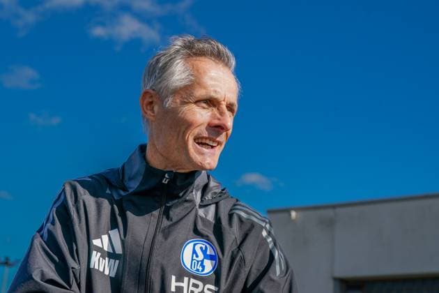 Fussball: Saison 2024 2025, 2. Bundesliga, Training, FC Schalke 04, neuer Cheftrainer Kees van Wonderen (Schalke 04) Einzelfoto Gelsenkirchen Trainingsgelände Schalke 04 NRW Deutschland