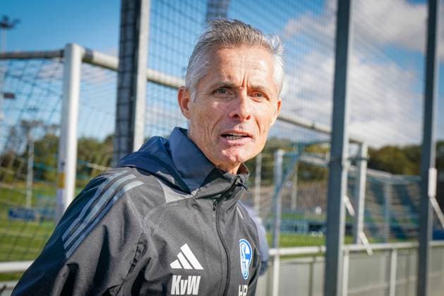 Fussball: Saison 2024 2025, 2. Bundesliga, Training, FC Schalke 04, neuer Cheftrainer Kees van Wonderen (Schalke 04) Gelsenkirchen Trainingsgelände Schalke 04 NRW Deutschland
