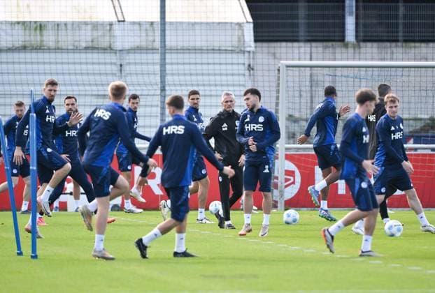Trainer Kees van Wonderen (FC Schalke 04), hinten, mit den Spielern während des Aufwärmprogramms 07.10.2024, Fussball Saison 2024 2025, 2. Bundesliga, Training FC Schalke 04 Gelsenkirchen Trainingsgelände Nordrhein Westfalen Deutschland