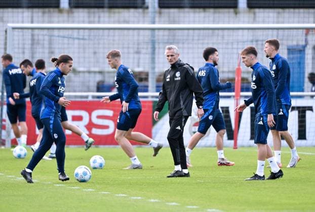 Trainer Kees van Wonderen (FC Schalke 04), mi., mit den Spielern während des Aufwärmprogramms 07.10.2024, Fussball Saison 2024 2025, 2. Bundesliga, Training FC Schalke 04 Gelsenkirchen Trainingsgelände Nordrhein Westfalen Deutschland