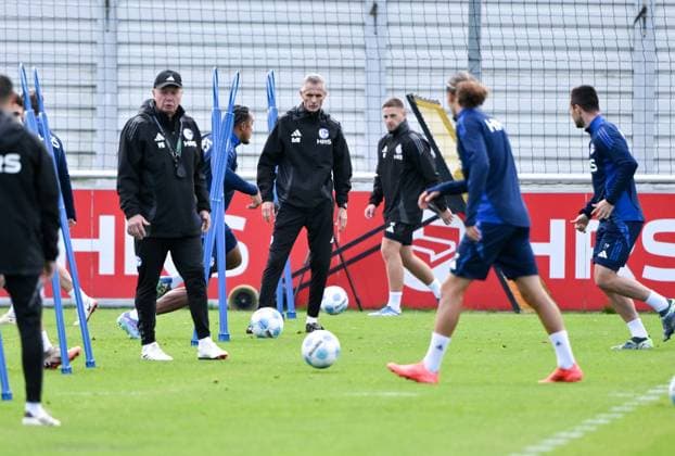 Trainer Kees van Wonderen (FC Schalke 04), mi., mit den Spielern während des Aufwärmprogramms, links Peter Balette (Co Trainer FC Schalke 04) 07.10.2024, Fussball Saison 2024 2025, 2. Bundesliga, Training FC Schalke 04 Gelsenkirchen Trainingsgelände Nordrhein Westfalen Deutschland
