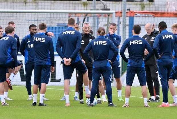 Trainer Kees van Wonderen (FC Schalke 04) gibt den Spielern Anweisungen 07.10.2024, Fussball Saison 2024 2025, 2. Bundesliga, Training FC Schalke 04 Gelsenkirchen Trainingsgelände Nordrhein Westfalen Deutschland