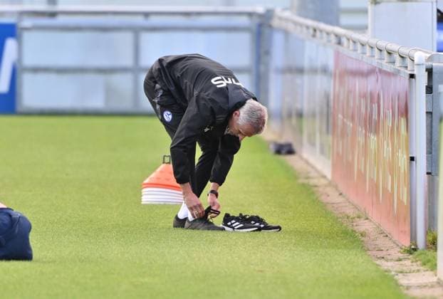 Trainer Kees van Wonderen (FC Schalke 04) zieht sich seine Fussballschuhe an 07.10.2024, Fussball Saison 2024 2025, 2. Bundesliga, Training FC Schalke 04 Gelsenkirchen Trainingsgelände Nordrhein Westfalen Deutschland