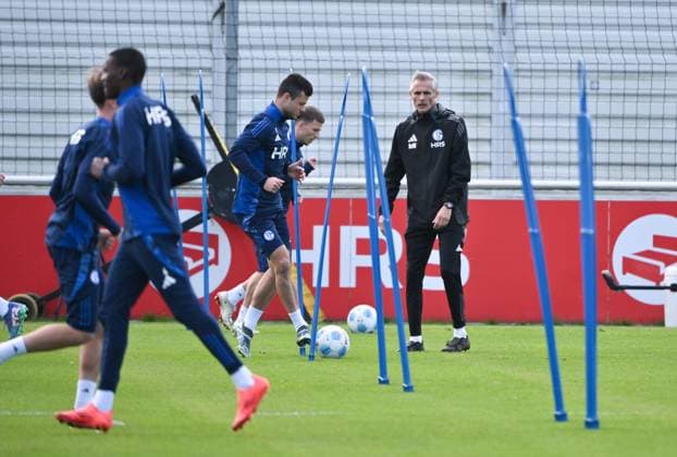 Trainer Kees van Wonderen (FC Schalke 04), re., mit den Spielern während des Aufwärmprogramms 07.10.2024, Fussball Saison 2024 2025, 2. Bundesliga, Training FC Schalke 04 Gelsenkirchen Trainingsgelände Nordrhein Westfalen Deutschland