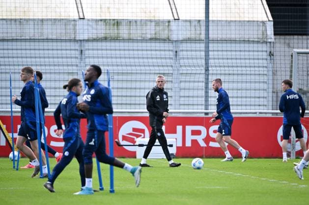 Trainer Kees van Wonderen (FC Schalke 04), hinten, mit den Spielern während des Aufwärmprogramms 07.10.2024, Fussball Saison 2024 2025, 2. Bundesliga, Training FC Schalke 04 Gelsenkirchen Trainingsgelände Nordrhein Westfalen Deutschland