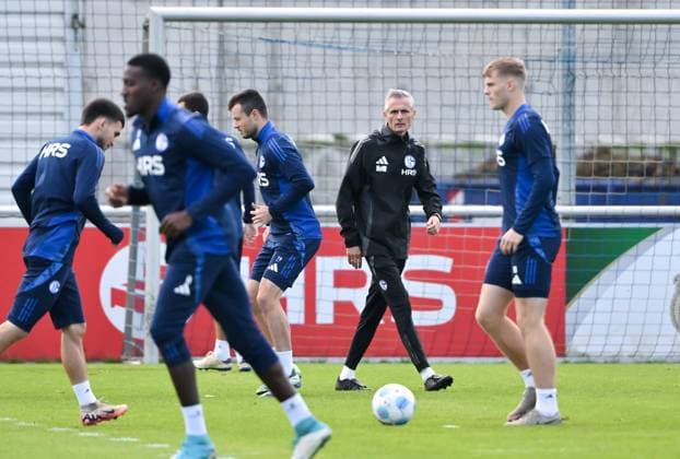 Trainer Kees van Wonderen (FC Schalke 04), mi, mit den Spielern während des Aufwärmprogramms 07.10.2024, Fussball Saison 2024 2025, 2. Bundesliga, Training FC Schalke 04 Gelsenkirchen Trainingsgelände Nordrhein Westfalen Deutschland