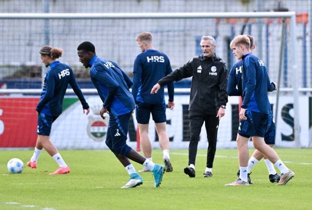 Trainer Kees van Wonderen (FC Schalke 04), re., mit den Spielern während des Aufwärmprogramms 07.10.2024, Fussball Saison 2024 2025, 2. Bundesliga, Training FC Schalke 04 Gelsenkirchen Trainingsgelände Nordrhein Westfalen Deutschland