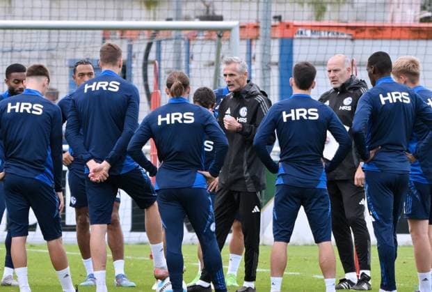 Trainer Kees van Wonderen (FC Schalke 04) gibt den Spielern Anweisungen 07.10.2024, Fussball Saison 2024 2025, 2. Bundesliga, Training FC Schalke 04 Gelsenkirchen Trainingsgelände Nordrhein Westfalen Deutschland