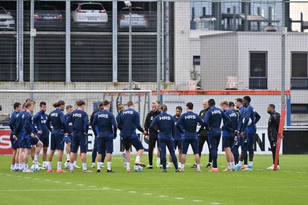 Spielerkreis - Trainer Kees van Wonderen (FC Schalke 04) gibt den Spielern Anweisungen 07.10.2024, Fussball Saison 2024 2025, 2. Bundesliga, Training FC Schalke 04 Gelsenkirchen Trainingsgelände Nordrhein Westfalen Deutschland