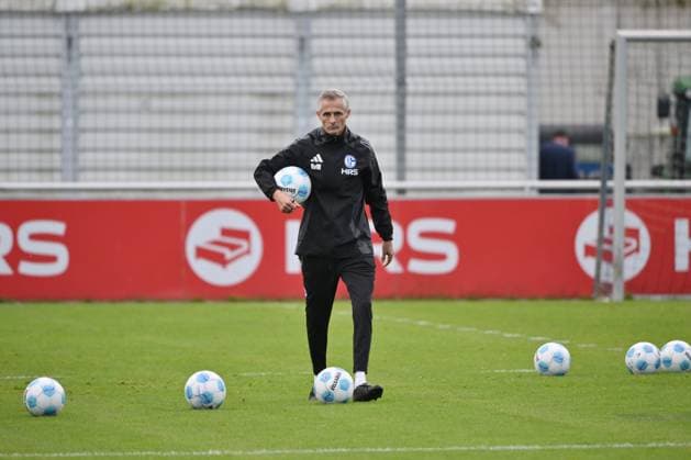 Trainer Kees van Wonderen (FC Schalke 04) 07.10.2024, Fussball Saison 2024 2025, 2. Bundesliga, Training FC Schalke 04 Gelsenkirchen Trainingsgelände Nordrhein Westfalen Deutschland