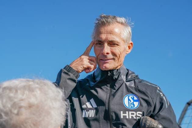 Fussball: Saison 2024 2025, 2. Bundesliga, Training, FC Schalke 04, neuer Cheftrainer Kees van Wonderen (Schalke 04) im Gespräch mit einem älteren Fan Gelsenkirchen Trainingsgelände Schalke 04 NRW Deutschland