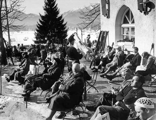 GERMANY GARMISCH-PARTENKIRCHEN 1936-02-15. Some people take a break in the midday sun in Garmisch during the 1936 Winter Olympics. Garmisch-Partenkirchen Germany OS sp_sw x5600x *** GERMANY GARMISCH PARTENKIRCHEN 1936 02 15 Some people take a break in the midday sun in Garmisch during the 1936 Winter Olympics Garmisch Partenkirchen Germany OS sp sw x5600x  Copyright: xKeystonexViewxCompany SVTx 1936 WINTER OLYMPICS