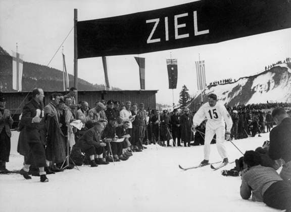 GERMANY GARMISCH-PARTENKIRCHEN 1936-02. Orig. caption... DIE OLYMPISCHEN WINTERSPIELE 50 k,m: Langlauf Englund-Schweden geht durch Ziel Not. Englund-Sweden Note. N Englund, 1907-1995, Swedish cross-country skier. Won bronze in 50 km at the 1936 Olympics. Garmisch-Partenkirchen Olympics 1936 Winter Olympics Ziel Figures Spectators Skis Overalls Banners Athletes Sportswear CD616 persons: NILS ENGLUND sites: GERMANY;GARMISCH-PARTENKIRCHEN Garmisch-Partenkirchen Germany SKIDOR sp_sw x5600x *** GERMANY GARMISCH PARTENKIRCHEN 1936 02 Orig caption DIE OLYMPISCHEN WINTERSPIELE 50 k,m cross country Englund Sweden goes through finish line Not Englund Sweden Note N Englund, 1907 1995, Swedish cross country skier Won bronze in 50 km at the 1936 Olympics Garmisch Partenkirchen Olympics 1936 Winter Olympics finish line Figures Spectators Skis Overalls Banners Athletes Sportswear CD616 persons NILS ENGLUND sites GERMANY GARMISCH PARTENKIRCHEN Garmisch Partenkirchen Germany SKIDOR sp sw x5600x  Copyright: xx FINISH IN FIVE MILE RACE