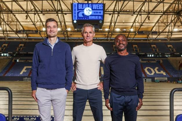 07.10.2024, Fussball, Saison 2024 2025, 2. Bundesliga, Vorstellung von Cheftrainer Kees van Wonderen (FC Schalke 04), v. l. Matthias Tillmann (FC Schalke 04), Cheftrainer Kees van Wonderen (FC Schalke 04), Kaderplaner Ben Manga (FC Schalke 04) Gelsenkirchen NRW Deutschland xRHR-FOTOx *** 07 10 2024, Football, Season 2024 2025, 2 Bundesliga, Presentation of Head Coach Kees van Wonderen FC Schalke 04 , f l Matthias Tillmann FC Schalke 04 , Head Coach Kees van Wonderen FC Schalke 04 , Squad Planner Ben Manga FC Schalke 04 Gelsenkirchen NRW Germany xRHR FOTOx Copyright: RHR-FOTOx RHR-FOTO