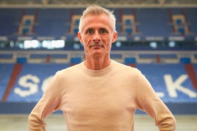 Fussball: Saison 2024 2025, 2. Bundesliga, FC Schalke 04, neuer Cheftrainer Kees van Wonderen (Schalke 04) - Portrait in der Veltins Arena Gelsenkirchen Trainingsgelände Schalke 04 NRW Deutschland *** Football season 2024 2025, 2 Bundesliga, FC Schalke 04, new head coach Kees van Wonderen Schalke 04 portrait in the Veltins Arena Gelsenkirchen training ground Schalke 04 NRW Germany Copyright: xJOERANxSTEINSIEKx