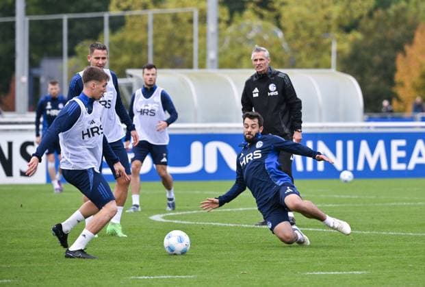 v.li., Felipe Sanchez (Schalke 04), Paul Seguin (FC Schalke 04), Amin Younes (FC Schalke 04), rechts schaut Trainer Kees van Wonderen (FC Schalke 04) 07.10.2024, Fussball Saison 2024 2025, 2. Bundesliga, Training FC Schalke 04 Gelsenkirchen Trainingsgelände Nordrhein Westfalen Deutschland