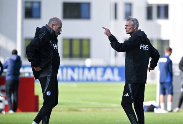 Trainer Kees van Wonderen (FC Schalke 04), re., und Robert Molenaar (Co Trainer Schalke 04) 07.10.2024, Fussball Saison 2024 2025, 2. Bundesliga, Training FC Schalke 04 Gelsenkirchen Trainingsgelände Nordrhein Westfalen Deutschland *** Coach Kees van Wonderen FC Schalke 04 , re , and Robert Molenaar Co Coach Schalke 04 07 10 2024, Football season 2024 2025, 2 Bundesliga, Training FC Schalke 04 Gelsenkirchen Training ground North Rhine Westphalia Germany Team2