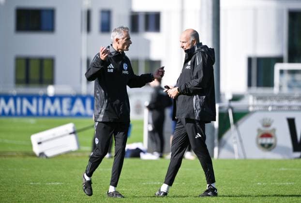 Trainer Kees van Wonderen (FC Schalke 04), li., und Robert Molenaar (Co Trainer Schalke 04) 07.10.2024, Fussball Saison 2024 2025, 2. Bundesliga, Training FC Schalke 04 Gelsenkirchen Trainingsgelände Nordrhein Westfalen Deutschland