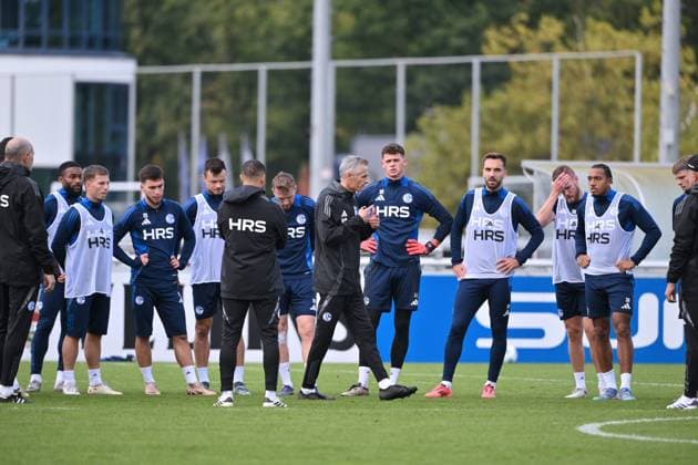 Trainer Kees van Wonderen (FC Schalke 04) gibt den Spielern Anweisungen 07.10.2024, Fussball Saison 2024 2025, 2. Bundesliga, Training FC Schalke 04 Gelsenkirchen Trainingsgelände Nordrhein Westfalen Deutschland