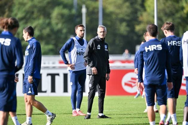 Trainer Kees van Wonderen (FC Schalke 04), links daneben Kenan Karaman (FC Schalke 04) 07.10.2024, Fussball Saison 2024 2025, 2. Bundesliga, Training FC Schalke 04 Gelsenkirchen Trainingsgelände Nordrhein Westfalen Deutschland