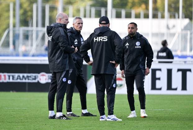 v.li., Robert Molenaar (Co Trainer Schalke 04), Trainer Kees van Wonderen (FC Schalke 04), Peter Balette (Co Trainer FC Schalke 04), Sidney Sam (Co Trainer FC Schalke 04) 07.10.2024, Fussball Saison 2024 2025, 2. Bundesliga, Training FC Schalke 04 Gelsenkirchen Trainingsgelände Nordrhein Westfalen Deutschland
