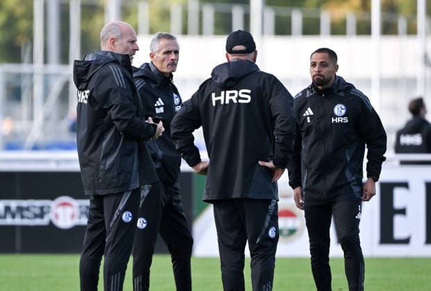 v.li., Robert Molenaar (Co Trainer Schalke 04), Trainer Kees van Wonderen (FC Schalke 04), Peter Balette (Co Trainer FC Schalke 04), Sidney Sam (Co Trainer FC Schalke 04) 07.10.2024, Fussball Saison 2024 2025, 2. Bundesliga, Training FC Schalke 04 Gelsenkirchen Trainingsgelände Nordrhein Westfalen Deutschland *** from left , Robert Molenaar Co Coach Schalke 04 , Coach Kees van Wonderen FC Schalke 04 , Peter Balette Co Coach FC Schalke 04 , Sidney Sam Co Coach FC Schalke 04 07 10 2024, Football Season 2024 2025, 2 Bundesliga, Training FC Schalke 04 Gelsenkirchen Training Ground North Rhine-Westphalia Germany Team2