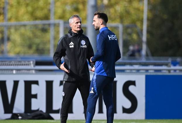 Trainer Kees van Wonderen (FC Schalke 04) mit Kenan Karaman (FC Schalke 04) 07.10.2024, Fussball Saison 2024 2025, 2. Bundesliga, Training FC Schalke 04 Gelsenkirchen Trainingsgelände Nordrhein Westfalen Deutschland